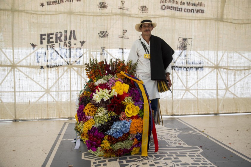 John Jairo Grajales Gómez, de la vereda El Porvenir, se fue ayer para Santa Elena con dos premios. FOTO Esteban Vanegas