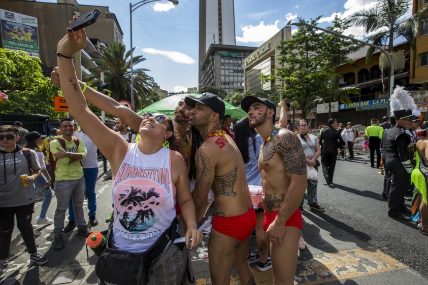 Bajo el sol de la tarde de Medellín, cientos de personas marcharon por las calles del Centro de la ciudad como parte de la reivindicación de los derechos LGTBI. FOTO JAIME PÉREZ