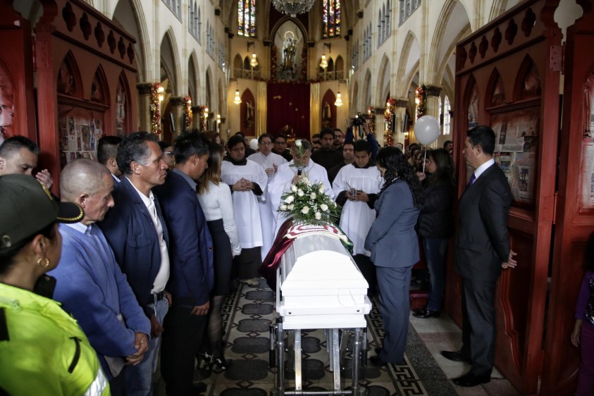 Familiares y vecinos despiden con flores y globos a Yuliana Samboní