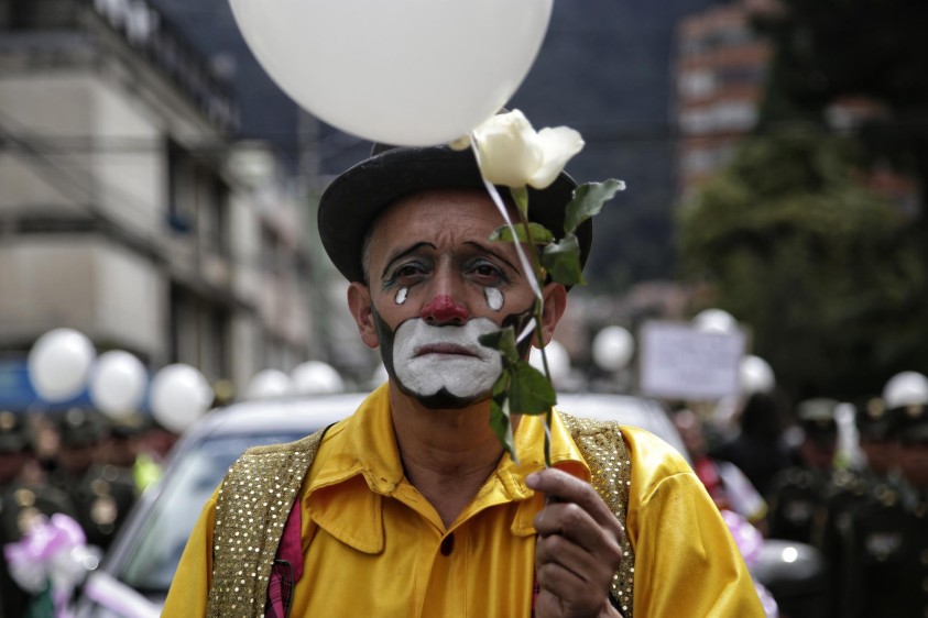 Familiares y vecinos despiden con flores y globos a Yuliana Samboní