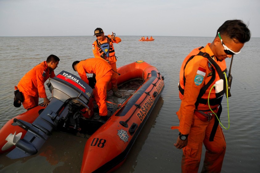 Los organismos de rescate buscan la caja negra del avión y rescatan los cuerpos de los fallecidos en el accidente. Foto: Reuters