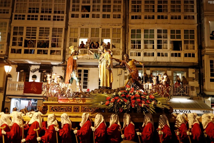 Procesión del Prendimiento o Beso de Judas durante su recorrido en la noche de Jueves Santo por las calles de Lugo en España. FOTO EFE