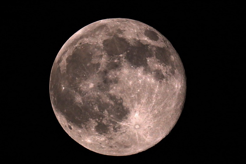 Cada ciclo lunar dura aproximadamente 28 días, por lo que cuando se produce una luna llena a comienzos de mes es probable que haya una segunda al final. Kuwait. FOTO AFP