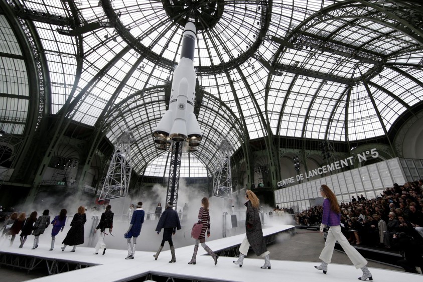 Cohete de 37 metros de alto instalado bajo la vidriera del majestuoso museo del Grand Palais. FOTO: Reuters