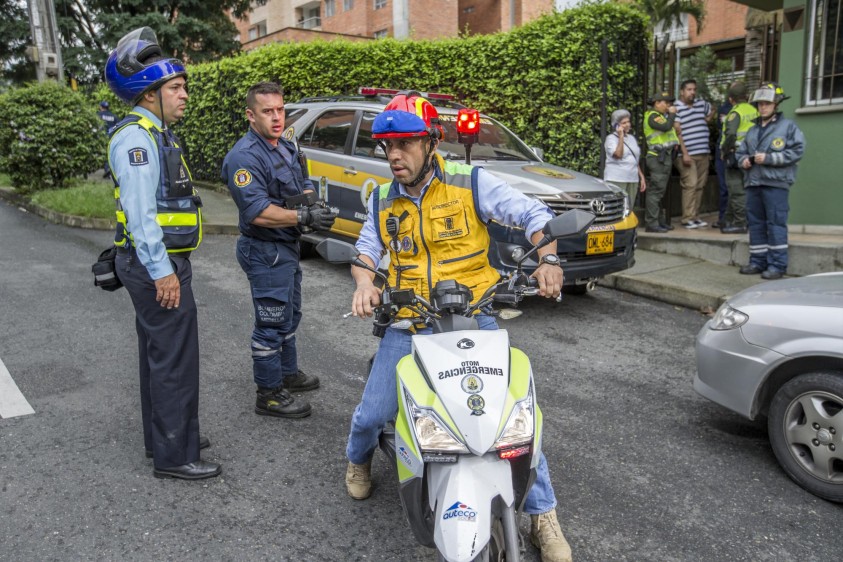 De manera controlada fue demolido el edificio que presentaba fallas estructurales de cálculo en su construcción y que llevaba evacuado varios meses por prevención a sus habitantes y vecinos. Foto: Santiago Mesa