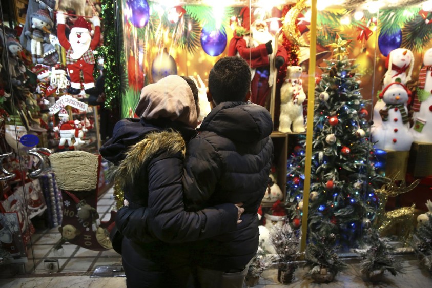 En Teherán, la capital de Iran, en espíritu navideño empezó a contagiar de a poco a sus habitantes. FOTO AP