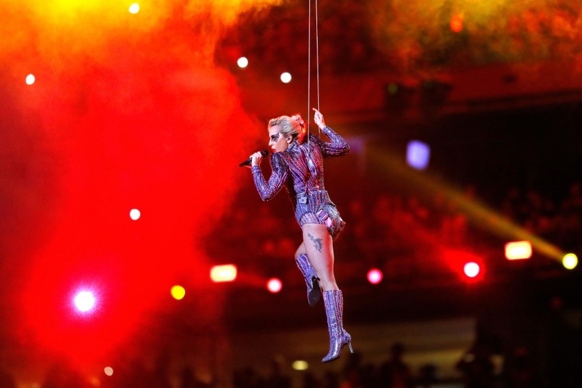 Lady Gaga iluminó el medio tiempo del Super Bowl descendiendo del techo del estadio NRG de Houston cantando “Poker Face” y “Born This Way”. FOTO AFP