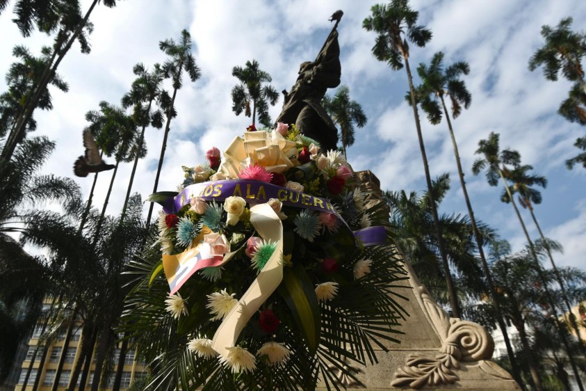 En Cali, el prócer de la independencia, Joaquín de Cayzedo amaneció con la misma corona fúnebre en la plaza que lleva su nombre. FOTO AFP