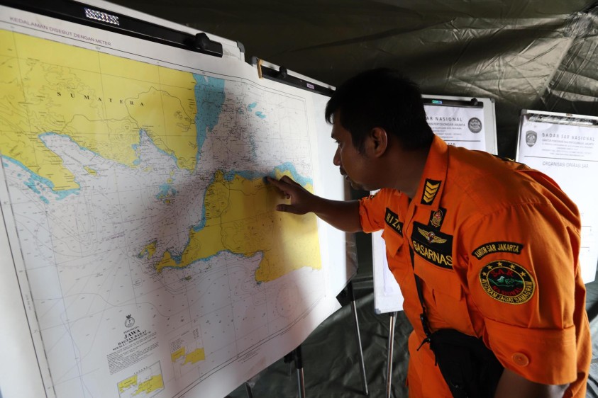 Las labores se centran en una zona a 8 kilómetros de la costa de Indonesia. Foto: AFP