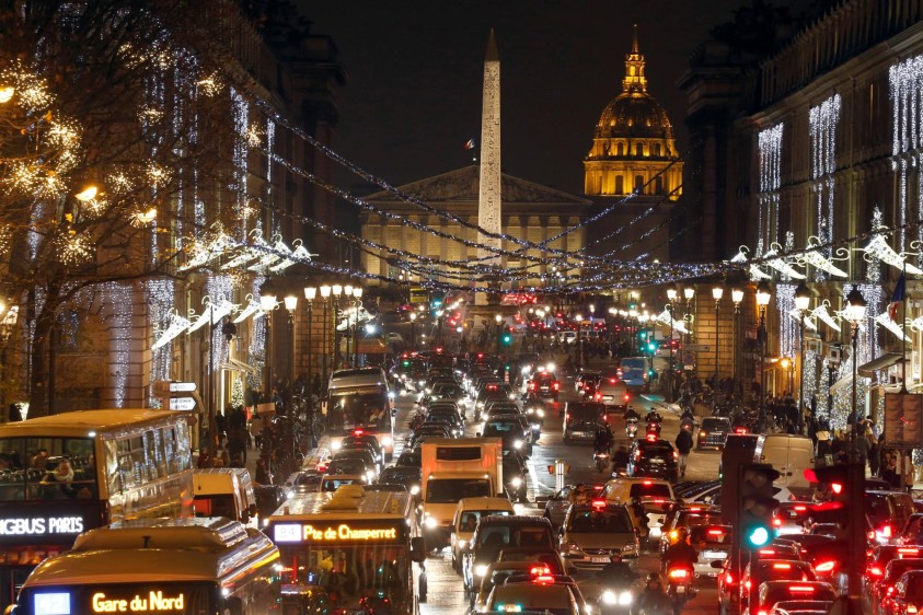 En París, Francia, no se escatimaron esfuerzos en iluminar las calles. FOTO REUTERS