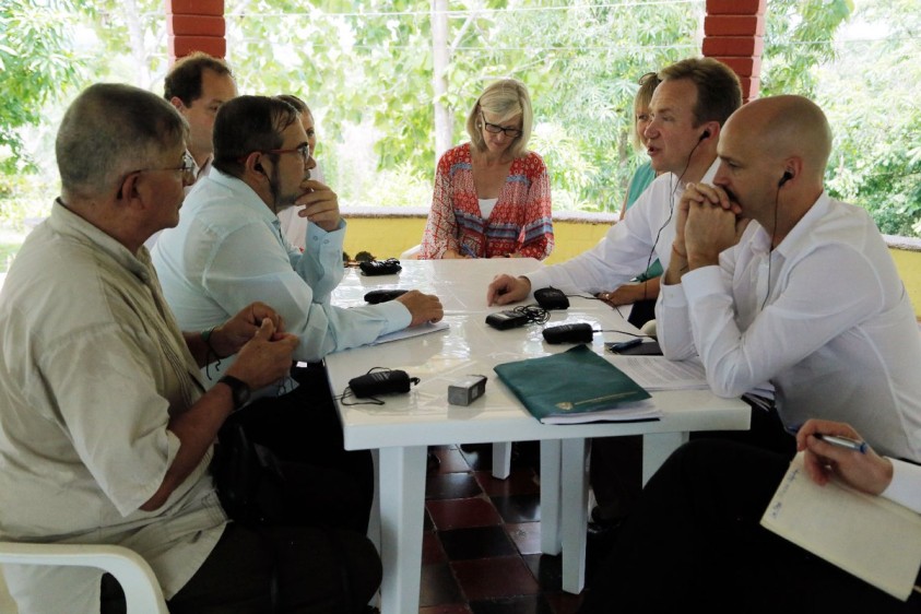 El comandante de las Farc, alias “Timochenko” se reúne en Cartagena con el canciller de Noruega, Borge Brende. FOTO @FARC_EPueblo