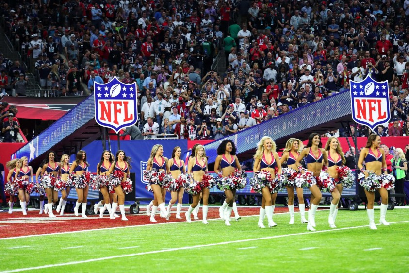 Las porristas de ambos equipos también hicieron parte de los espectáculos del Super Bowl. FOTO AFP