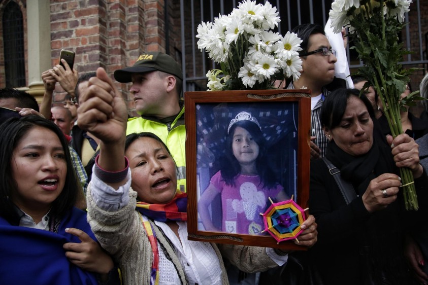 Familiares y vecinos despiden con flores y globos a Yuliana Samboní