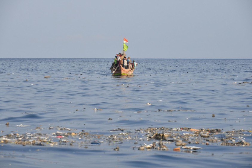 Los organismos de rescate buscan la caja negra del avión y rescatan los cuerpos de los fallecidos en el accidente. Foto: Reuters