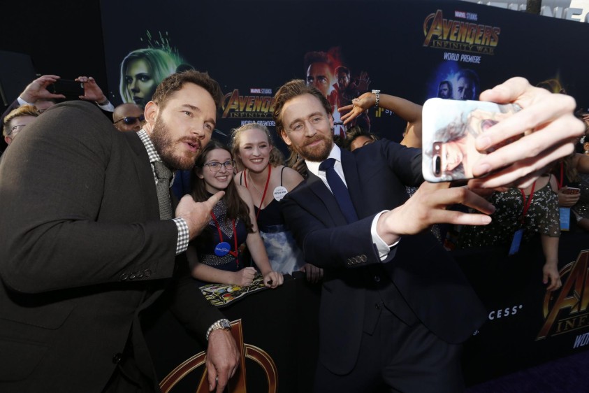 Una selfie con los fanáticos. Chris Pratt y Tom Hiddleston. FOTO Reuters