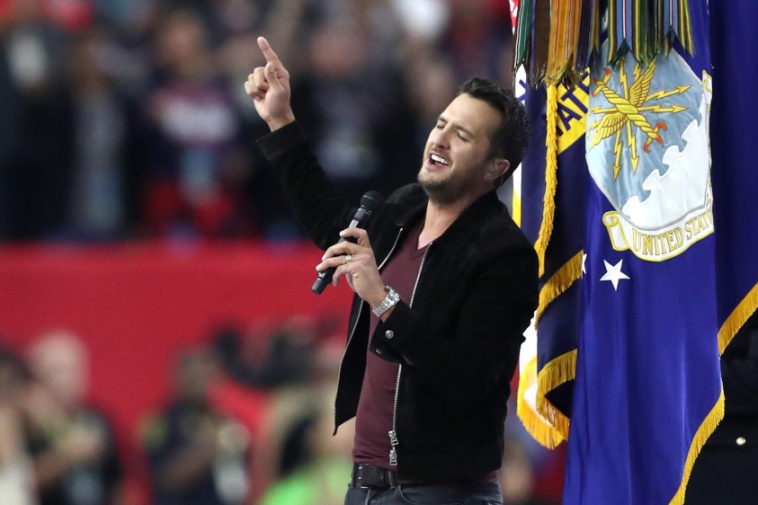 El cantante de música country, Luke Bryan, dio inicio al Super Bowl 51 entonando el himno estadounidense. FOTO AFP