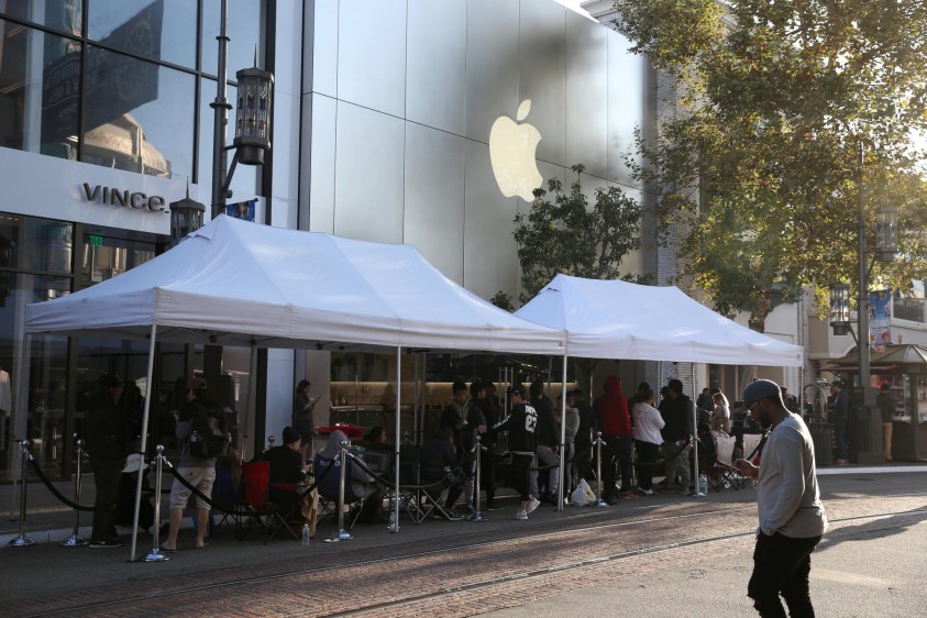 Con carpas para protegerse del sol, Apple en Los Ángeles ayudó a sus fanáticos previa la entrada a la tienda. FOTO Reuters