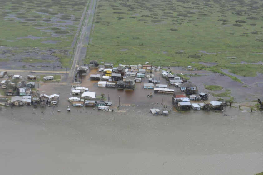 El servicio meteorológico estadounidense calificó como unas inundaciones catastróficas sin precedentes en el este de Texas y en Houston. FOTO EFE