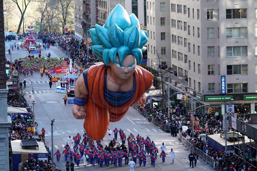 Unos 3,5 millones de neoyorquinos y turistas desafiaron este jueves el frío extremo que se vive hoy en Manhattan para poder seguir, sobre todo los pequeños, el tradicional desfile de globos gigantes con motivo del día de Acción de Gracias.