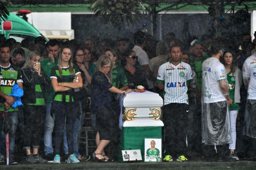 Las familias de las víctimas se abrazaron en medio de lágrima. FOTO AFP