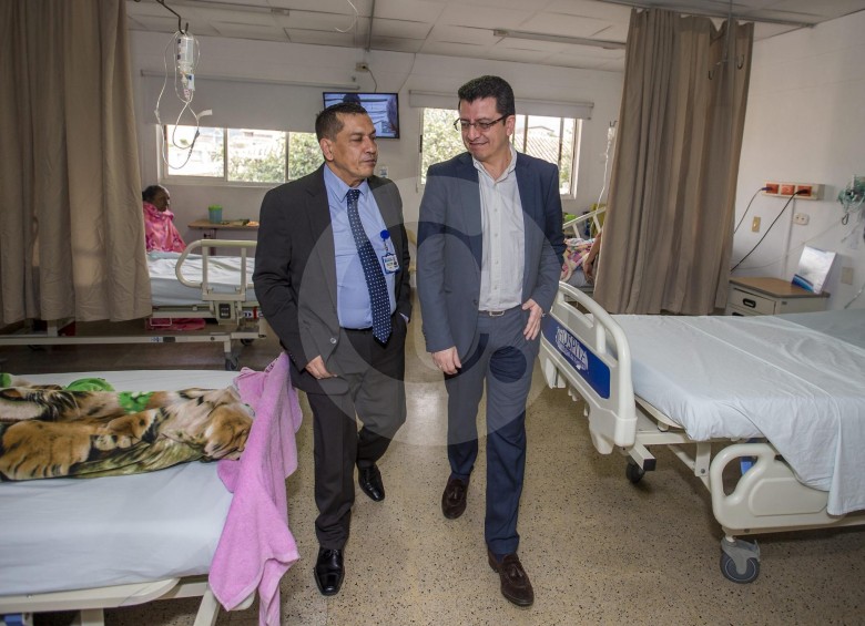 Norman Julio Muñoz, supersalud, (derecha) y Carlos Cardona, (izquierda) gerente del Hospital San Rafael de Itagüí, durante la visita inspectiva de la Superintendencia.. FOTO Juan antonio sánchez