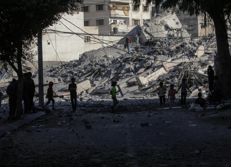 Palestinos revisan las consecuencias del ataque en la Franja de Gaza. FOTO: EFE