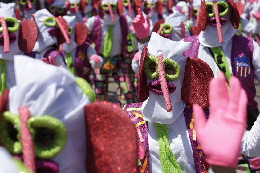 La vestimenta de las marimondas es una combinación de mono y elefante de coloridos traje y corbata, que con sus morisquetas y ademanes representan la alegría de la vida presente en el Carnaval de Barranquilla. FOTO EFE