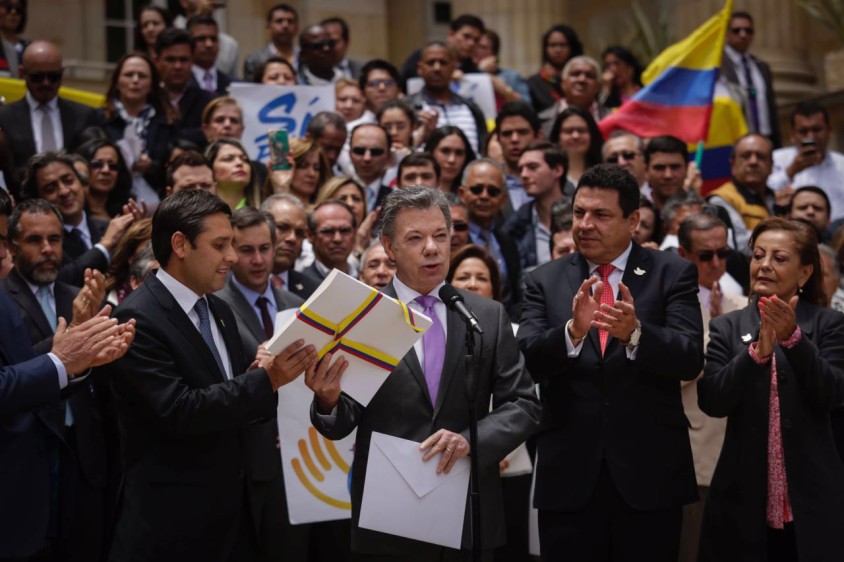 Santos le entregó los textos del acuerdo definitivo a los presidentes de Senado y Cámara. FOTO CORTESÍA