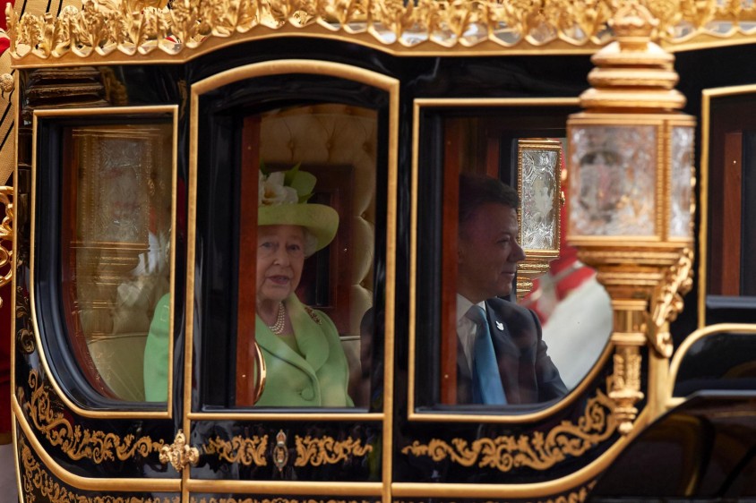 Santos acompañó a la Reina Isabel en su carruaje. Foto AFP