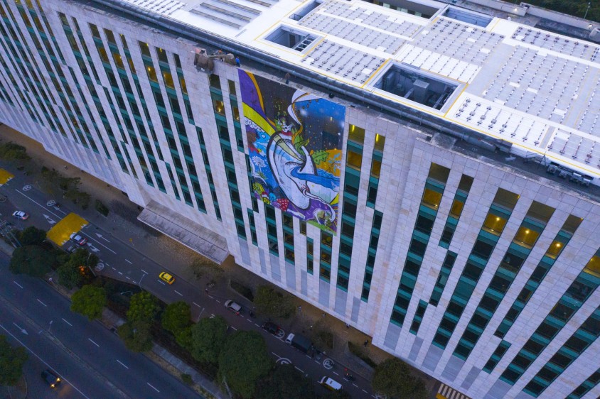 El edificio Bancolombia amaneció este jueves con un telón de por lo menos 7 pisos de alto que tiene ilustrada una oreja. FOTO JUAN SEBASTIÁN CARVAJAL