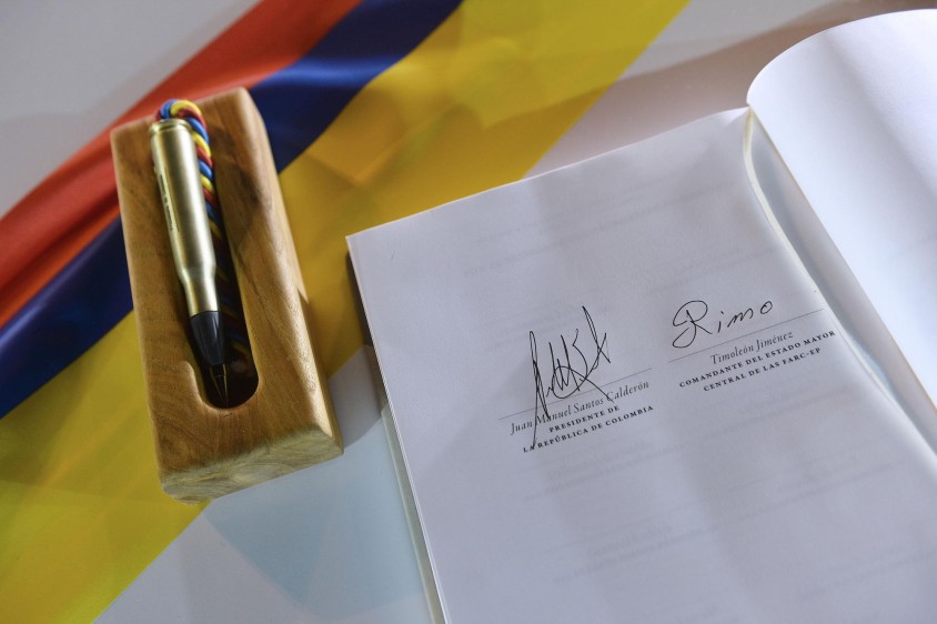 El “balígrafo” fue el indicado para plasmar la firma de Juan Manuel Santos y Rodrigo Londoño sobre el acuerdo final. FOTO Cortesía Presidencia 