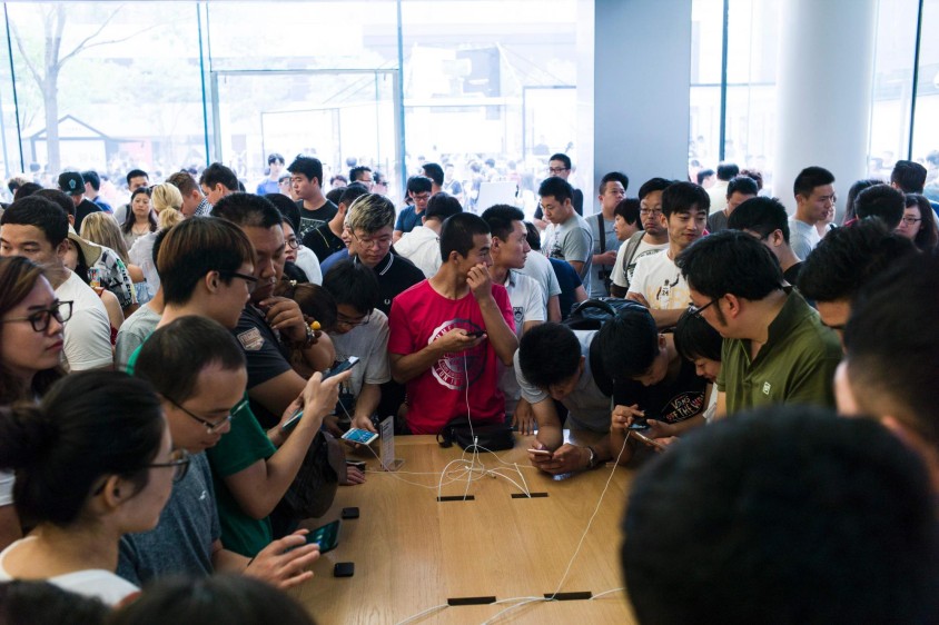 En Pekín, China, todos querían el celular. FOTO AFP