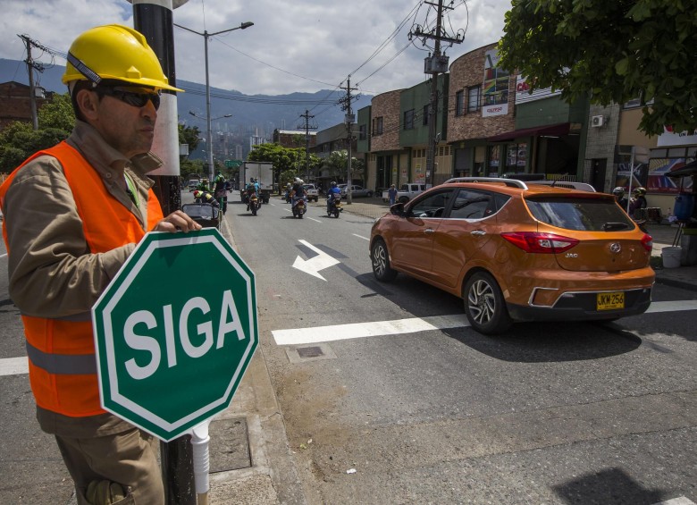 La Secretaría de Movilidad de Medellín indicó que por el cierre total de la calzada norte de la calle 12 sur, entre carreras 51 y 52, se cambió el sentido de la calzada sur. FOTO JULIO CÉSAR HERRERA 
