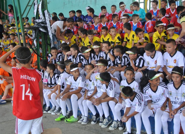 Los niños recibieron la indumentaria gratuita en el polideportivo de Anorí, localidad del Nordeste. Los uniformes son similares a los de los equipos famosos del mundo. FOTO cortesía gröna sidan