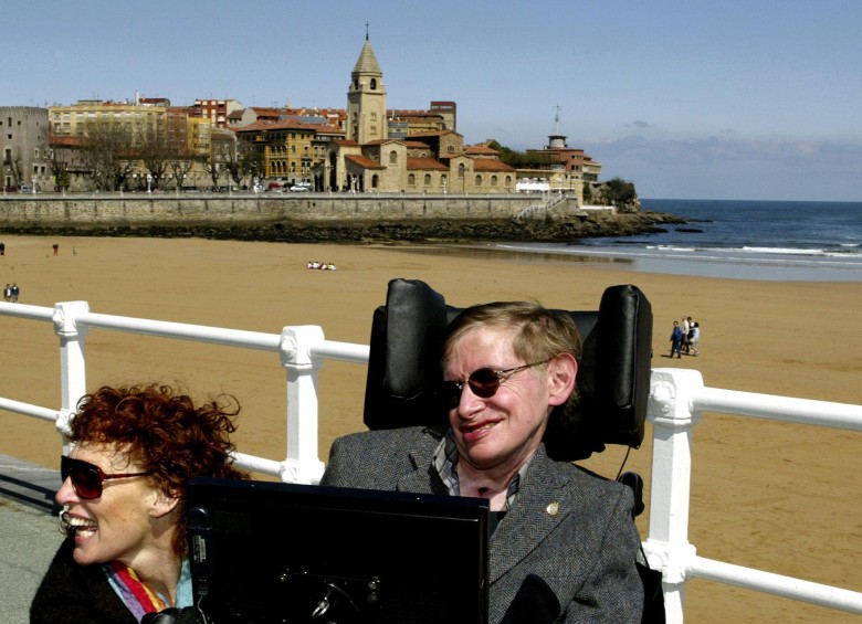 Stephen Hawking y su esposa Elaine en la playa de San Lorenzo en la ciudad española de Gijón. FOTO REUTERS
