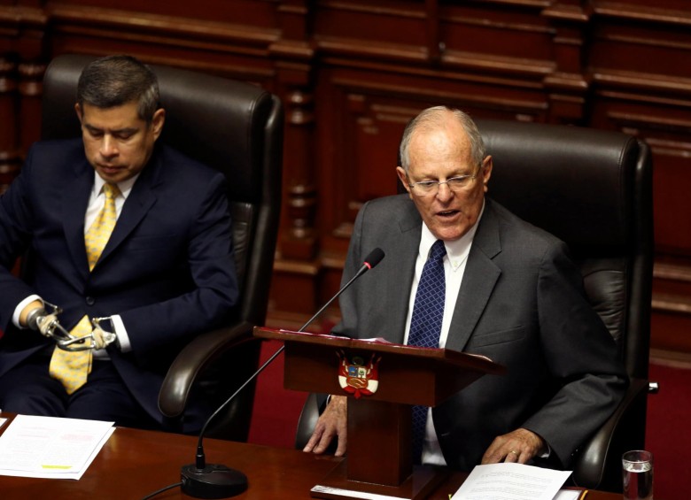 Presidente de Perú se defiende en el Congreso para frenar su destitución