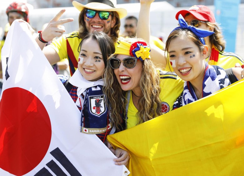 Las banderas de Japón y Colombia se mezclan en el previo del encuentro que ambas selecciones disputarán en el Mundial de Rusia. FOTO EFE