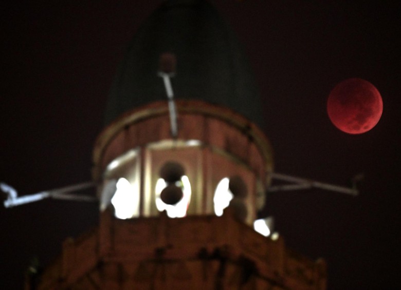 La luna se asoma en Kuala Lumpur. FOTO AFP