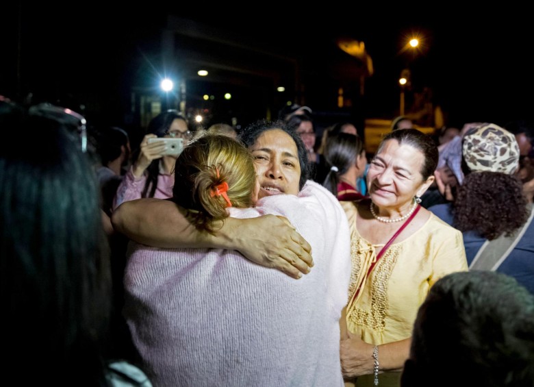 La opositora María Pérez abraza a sus familiares luego de su liberación. FOTO EFE