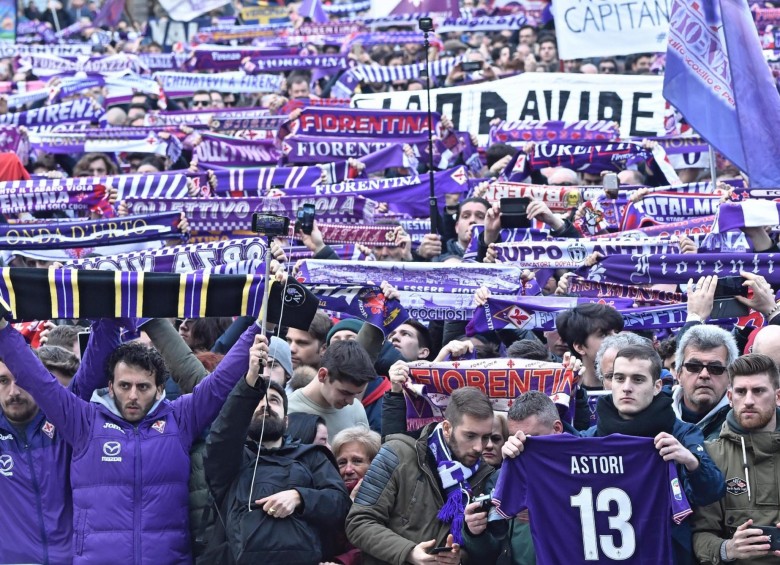 Los hinchas de la Fiorentina se apostaron frente a la Basílica, en todas las calles de la ciudad, con las bufandas violetas para despedir al capitán. FOTO EFE