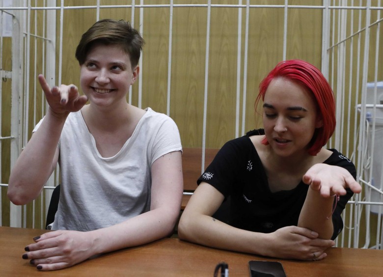 Dos de los cuatro intrusos afiliados a la banda de punk contra el Kremlin, Olga Pakhtusova y Olga Kurachyova, en una audiencia en Moscú. Foto: Reuters