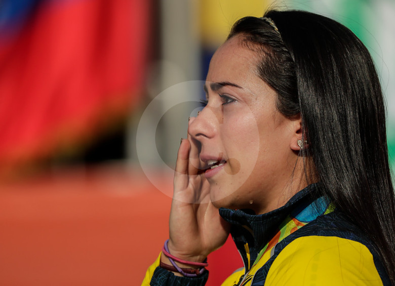 Mariana Pajón y su llanto en el podio de Río tras ganar la presea dorada del bicicrós. FOTO archivo ec