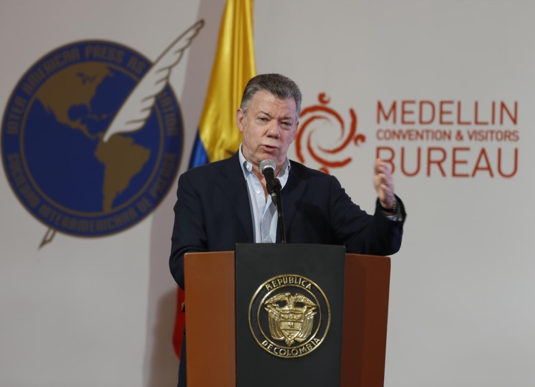 El presidente Juan Manuel Santos, en su discurso ante los miembros de la Sociedad Interamericana de Prensa, en Medellín. FOTO: Manuel Saldarriaga.