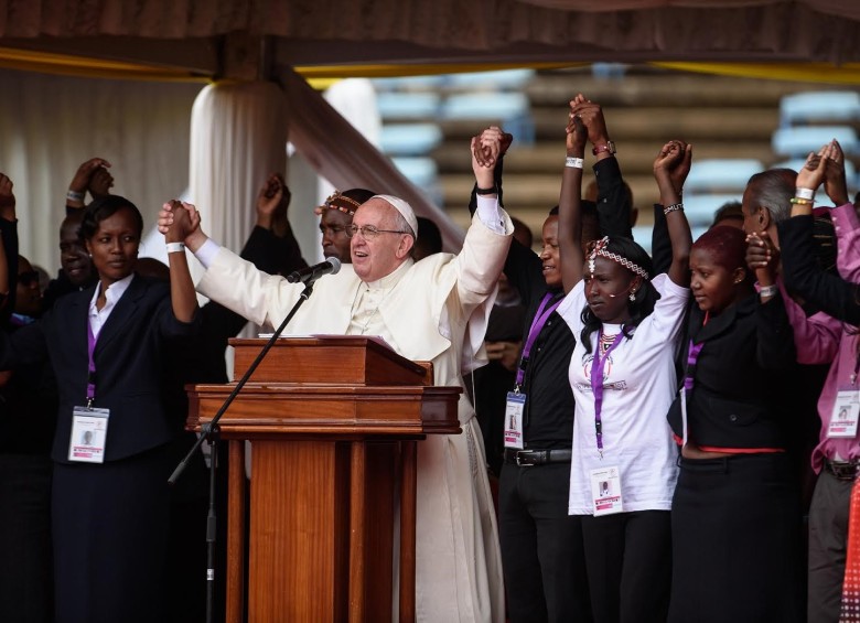 El Papa Francisco recibió el pasado jueves un gran respaldo con la asistencia de miles de personas a una misa celebrada en Nairobi bajo una fuerte lluvia. FOTO AFP