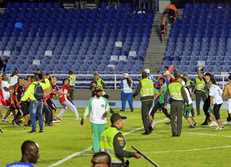 Disturbios en el estadio Pascual Guerrero, luego del compromiso entre Deportivo Cali y América. FOTO COLPRENSA