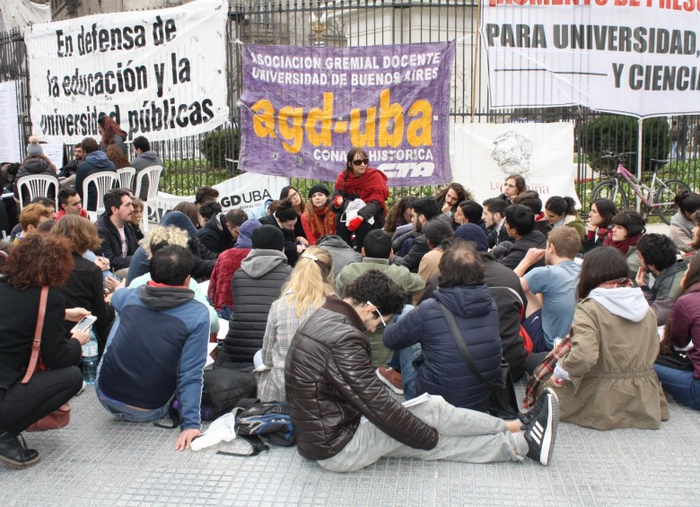 Estudiantes reciben clases en la Plaza de Mayo de Buenos Aires por paro de profesores universitarios. FOTO: DAVID E. SANTOS GÓMEZ