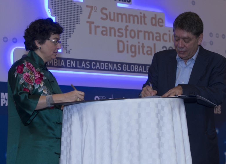 Arancha González, directora del International Trade Center (ITC) firmó un memorando de cooperación económica con la Andi, en cabeza de su presidente Bruce Mac Máster. FOTO JUAN A. SÁNCHEZ