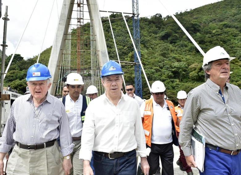 El presidente Juan Manuel Santos, junto a Luis Carlos Sarmiento y al gerente de Coviandes, Alberto Mariño Samper. Foto: Presidencia