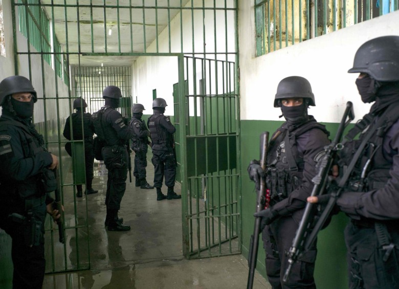 Este es el operativo de control en otra cárcel en Manaos, capital del Amazonas brasileño, donde un motín dejó por lo menos 56 presos muertos hace dos semanas. FOTO AFP