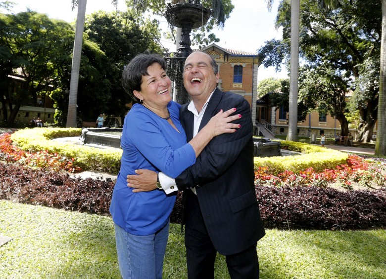 Carlos y su hermana Clara celebran por la vida en el Hospital San Vicente. FOTO juan antonio sánchez